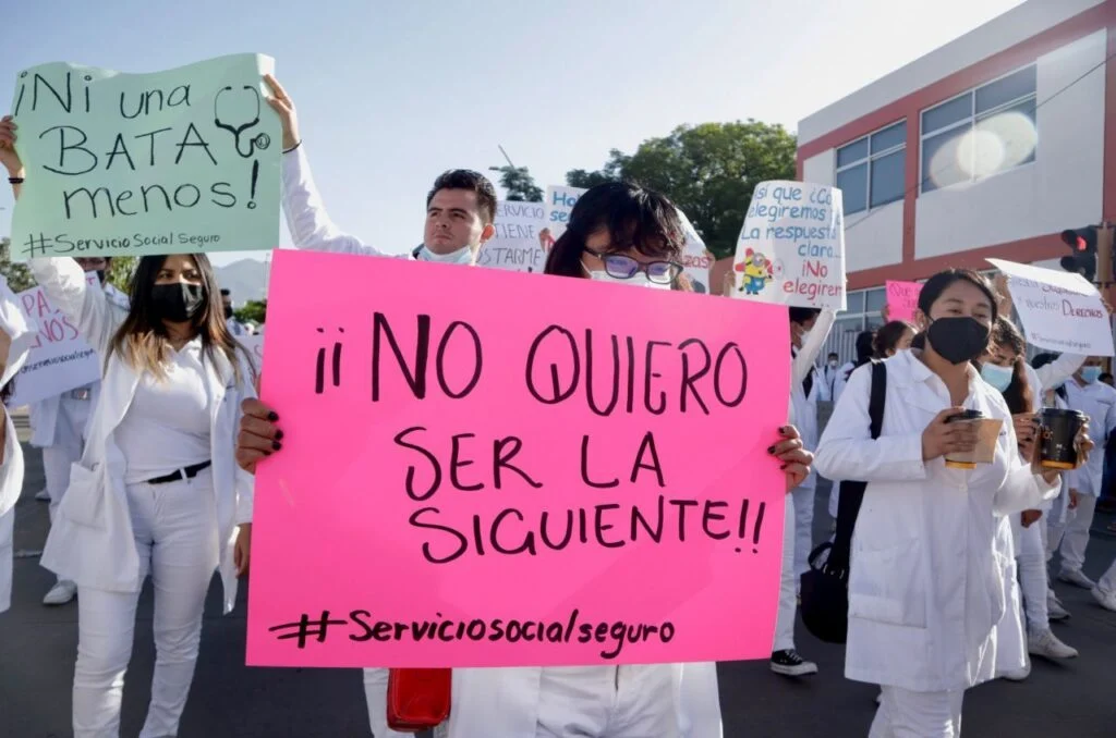Médicos marchan exigen servicio social seguro