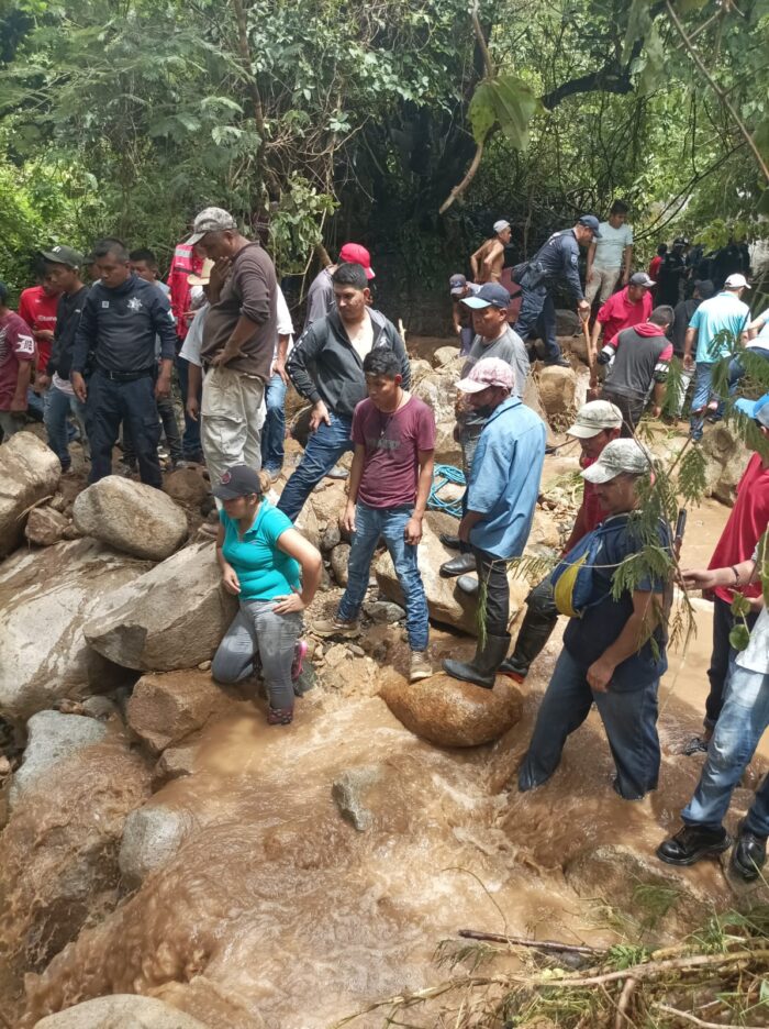 Mueren 4 personas por el desbordamiento del río Tlatlaya; Edomex