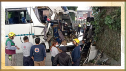 50 jubilados del IMSS se salvan tras choque de autobús en periférico; el chofer falleció en CDMX