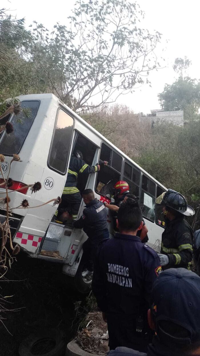 Accidente en Naucalpan un microbús volcó tras chocar con dos autos