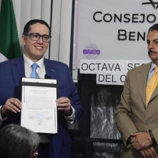 Luis Mendoza recibe constancia de mayoría de votos como alcalde en Benito Juárez